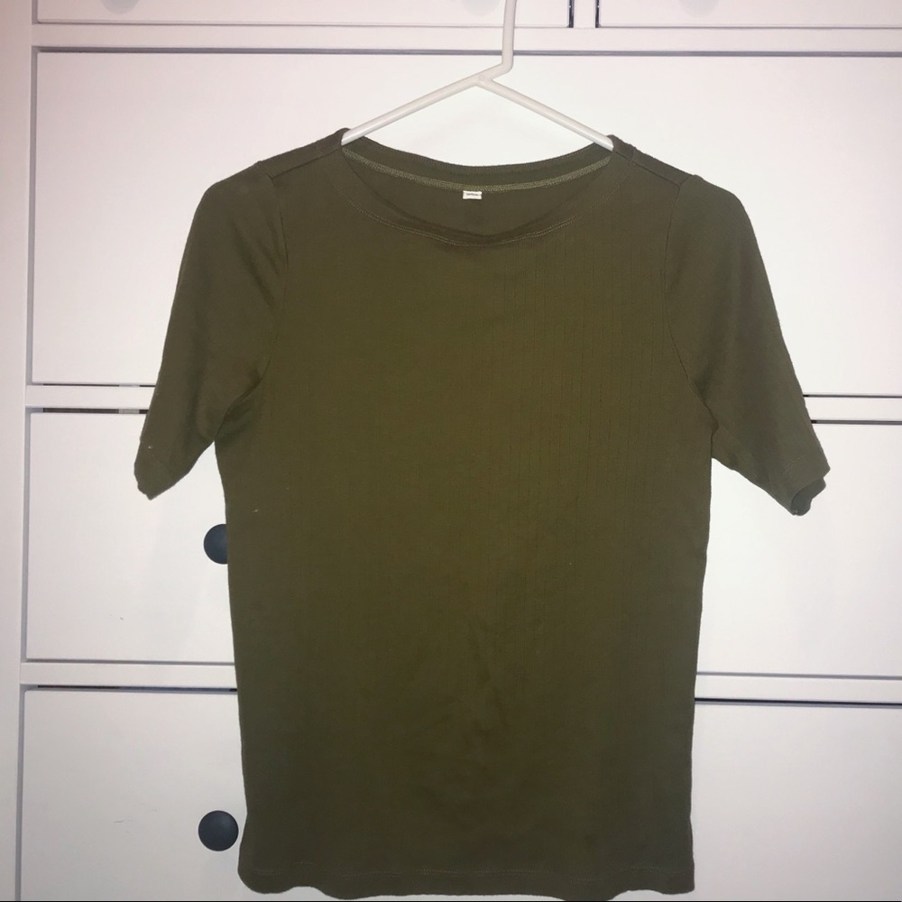 Ribbed Uniqlo Tee (Army green)